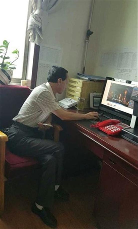 公職人員在上班期間打游戲、看電視被舉報(bào)，遭到紀(jì)檢委警示約談，近日榆林市綏德縣就發(fā)生了這樣一件事。