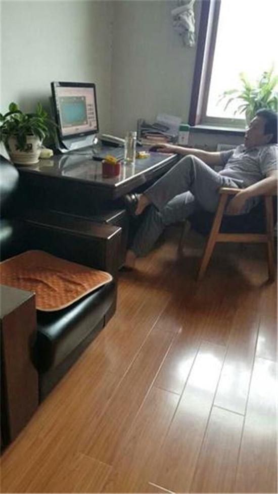 公職人員在上班期間打游戲、看電視被舉報(bào)，遭到紀(jì)檢委警示約談，近日榆林市綏德縣就發(fā)生了這樣一件事。