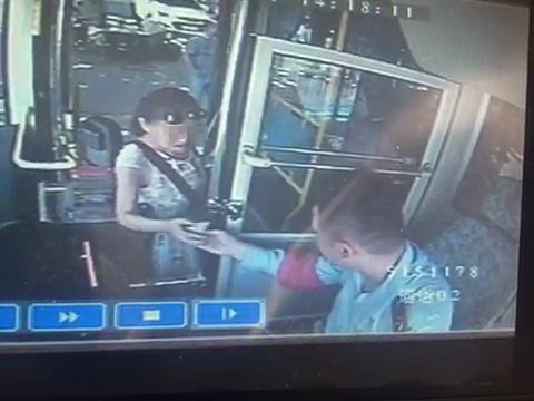 老太向司機要了5塊錢才走人