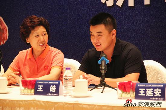 王皓與西安市體育局局長交談