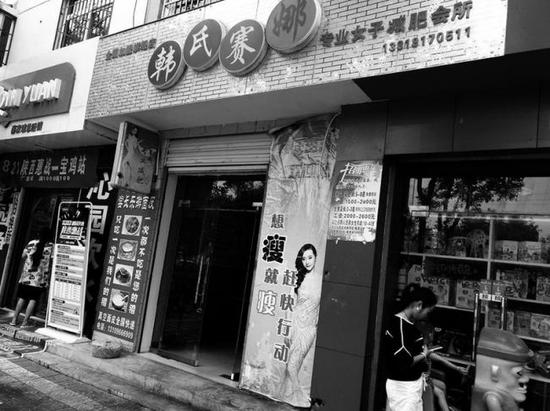 被砸壞的玻璃門(mén)已經(jīng)換成新門(mén)