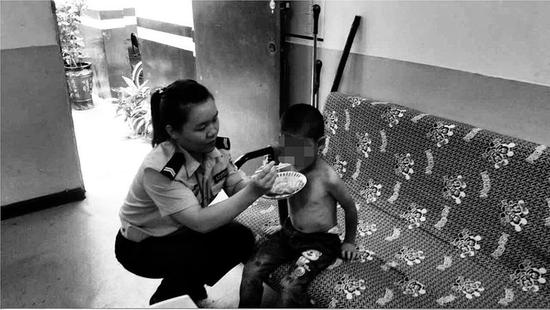 民警給迷路的小孩喂飯