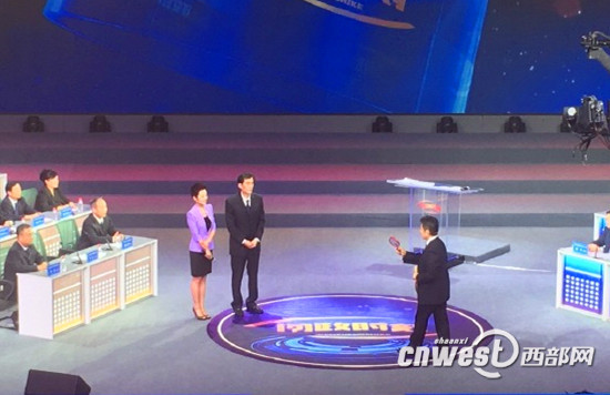 網(wǎng)民給西安城管局局長(zhǎng)嚴(yán)石送放大鏡，希望城管執(zhí)法嚴(yán)嚴(yán)實(shí)實(shí)。