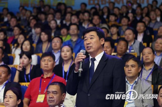 市民現(xiàn)場(chǎng)舉報(bào)違規(guī)發(fā)光廣告的問題。