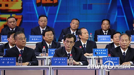 西安市城管局局長(zhǎng)嚴(yán)石回答市民質(zhì)疑。