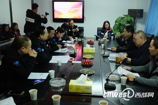 西北实业集团总裁、青海陕西商会会长杨世荣向记者介绍秦商在青海发展情况。