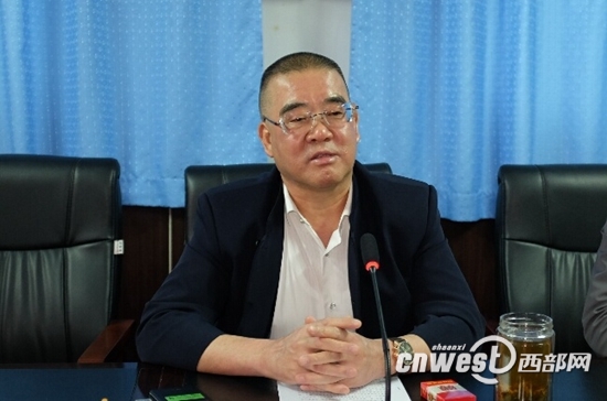 西北实业集团总裁、青海陕西商会会长杨世荣向记者介绍秦商在青海发展情况。