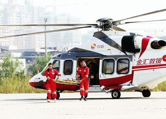医疗救援直升机的专业救援人员赶往车祸事发地