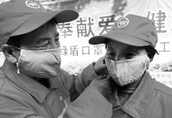 捐环卫工人口罩_戴口罩的环卫工人(2)