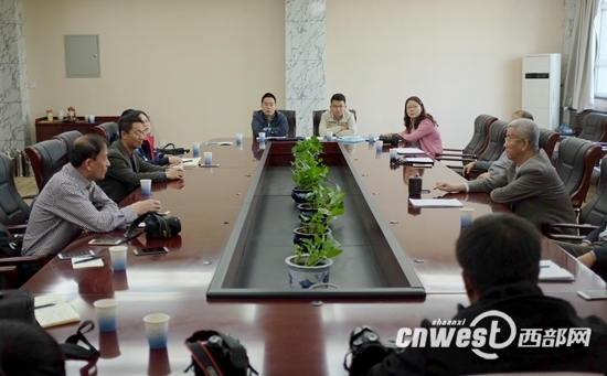 “寻找丝路上的陕西元素”网媒采访团在新疆维吾尔族自治区交通运输厅进行采访。