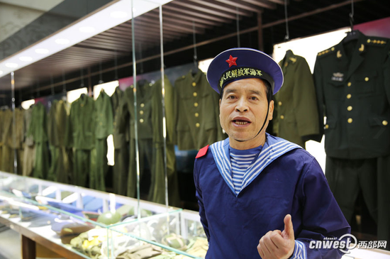 温维民收藏了100多套军装，在展览现场，他向观众介绍着解放军历次换装的情况。