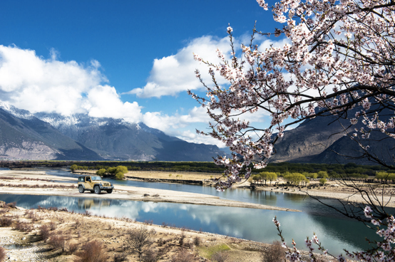 大明星的车库中总少不了一台牧马人_西安汽车