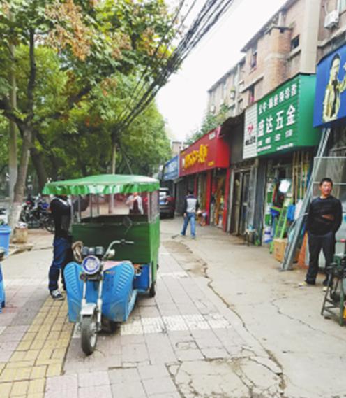 含遠路上一家改裝三輪車的門店前，一輛電動三輪正在被加裝車棚。