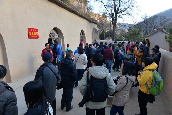 達(dá)人們參觀楊家?guī)X革命舊址