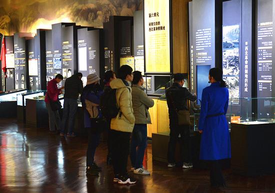 兩地旅游達(dá)人們參觀陜甘邊革命根據(jù)地照金革命紀(jì)念館
