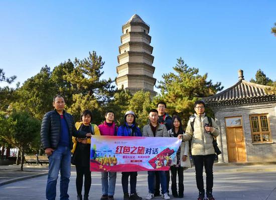 紅色之旅對(duì)話活動(dòng)，陜西江西兩地達(dá)人走進(jìn)延安寶塔山
