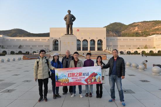 紅色之旅對(duì)話活動(dòng)走進(jìn)延安，達(dá)人們參觀延安革命紀(jì)念館