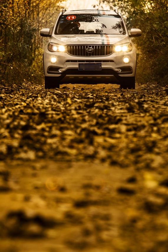 SWM斯威汽车X7自驾游沂蒙山水银杏漫天_西