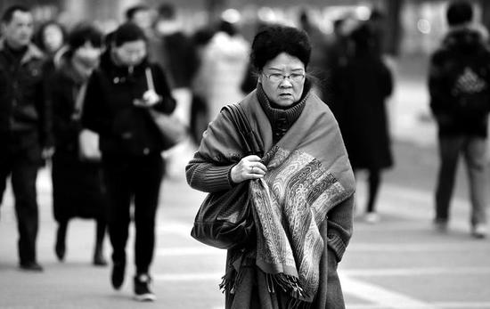 　　市民着冬装走在街头 本报记者陈飞波摄