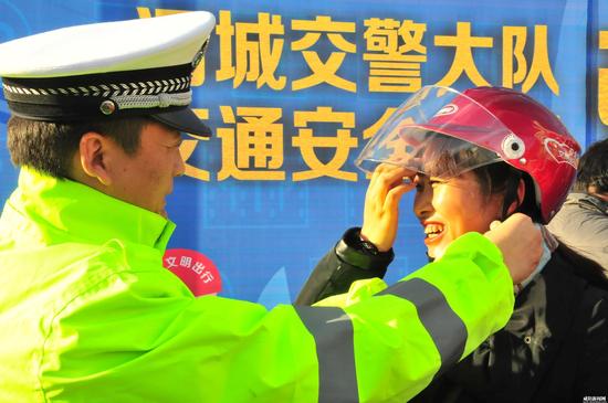 下月起骑电摩不戴头盔 民警将处以五十元罚款