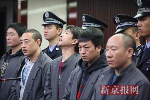 五名犯罪嫌疑人進(jìn)入法庭。