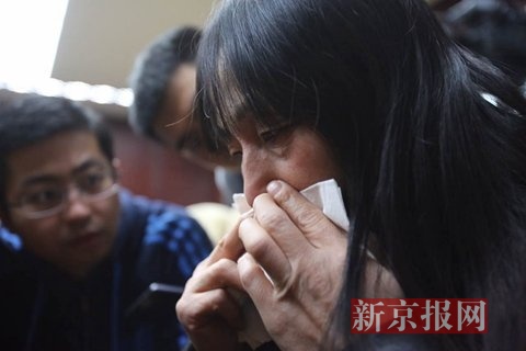 五名犯罪嫌疑人進(jìn)入法庭。