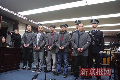 五名犯罪嫌疑人進(jìn)入法庭。