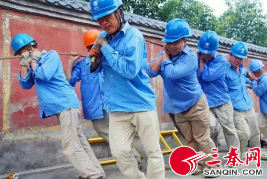 正在抢修电缆的工作人员