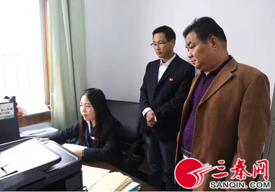 刘志强所长(右一)董志雄副所长(中)检查工作