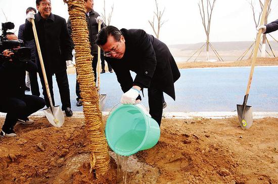 委常委、西安市委书记王永康在渭河西安湖植树播绿 图/黄国强