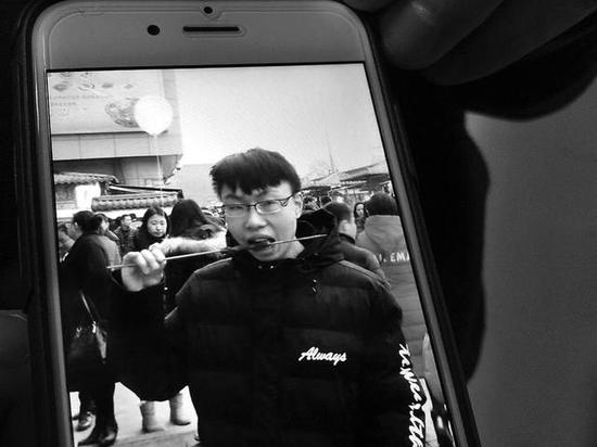 媽媽手機里保存的小李的照片