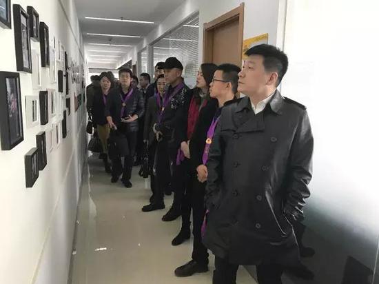 参观新浪陕西员工照片墙