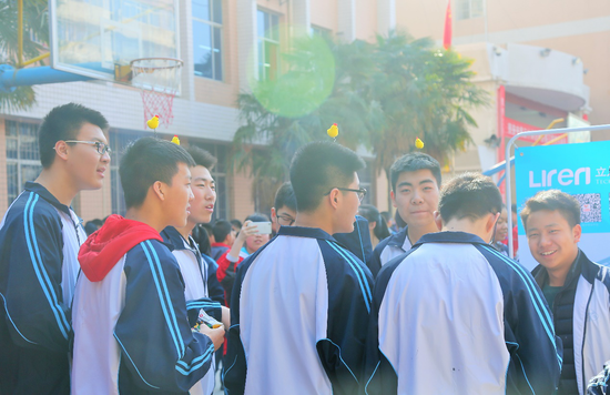 西安市第三中学举办校园庙会 学生摆摊展示校园文化