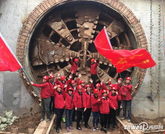 3月6日下午14點(diǎn)16分，地鐵四號(hào)線含元殿至余家寨站盾構(gòu)區(qū)間雙線貫通。