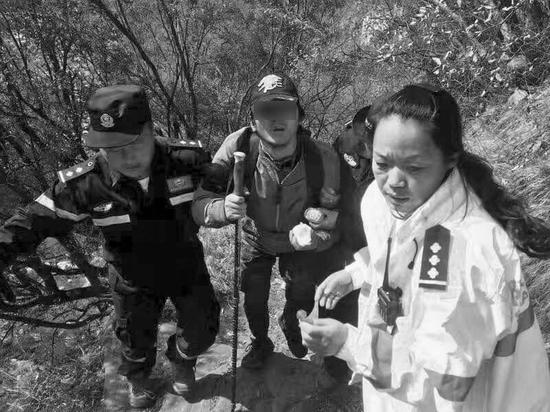 被困驴友被营救下山