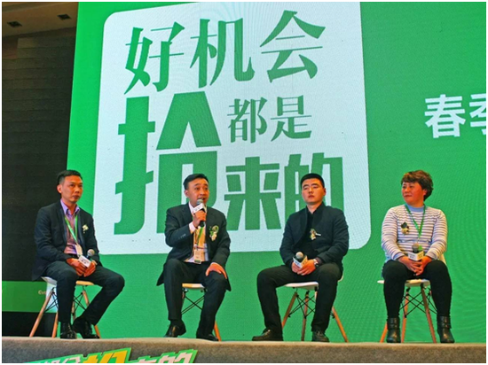 从左往右:胡纯生先生、张培彦先生、张宝先生、刘翠红女士
