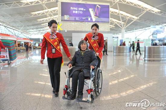 咸阳机场关注特殊旅客,注重优化特殊旅客乘机体验。(资料图)