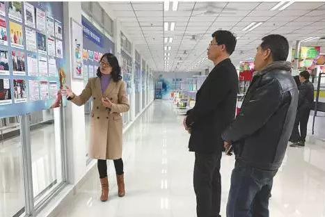 西安邮电大学经济与管理学院老师带领参观者学习电商新模式。