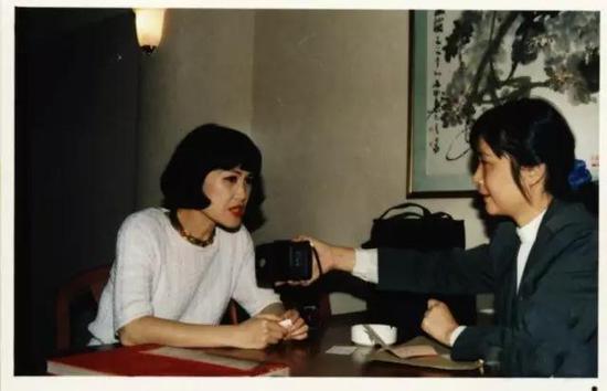 来访贵宾：羽西化妆品公司副总裁靳羽西女士