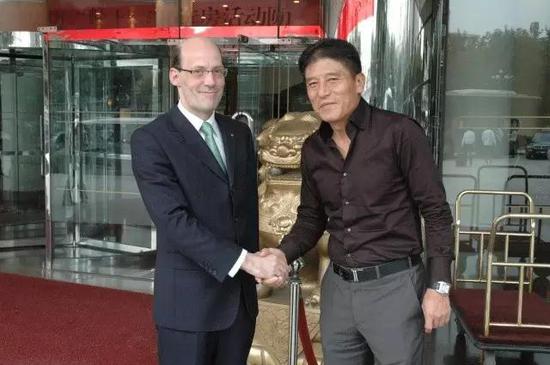 来访贵宾：原韩国国家足球队教练李章洙，以执教严格而著称，绰号“铁帅”。