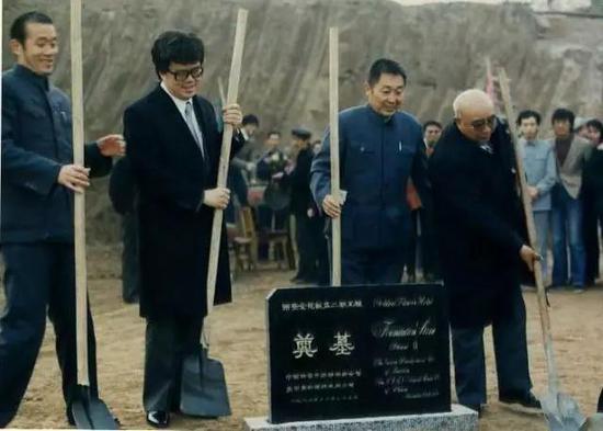 1985年4月15日，金花酒店奠基仪式