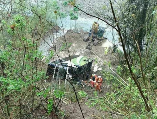 上海到汉中返乡大巴翻入山沟 致4人遇难3人重