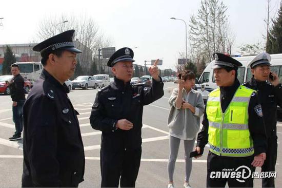 西安市公安局副局長、交警支隊支隊長劉軍現(xiàn)場查看解決交通問題。