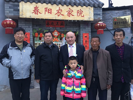 在梁家河知青旧居看望慰问王新成老人