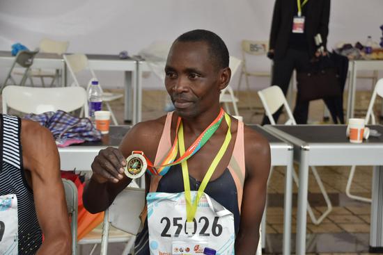 来自肯尼亚的Elijah Mwaniki Mbogo以2小时20分的成绩获得男子全程马拉松冠军