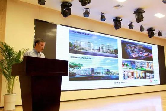 (▲沣东新城党委委员、管委会副主任杨滨为参会来宾作重点项目推介)