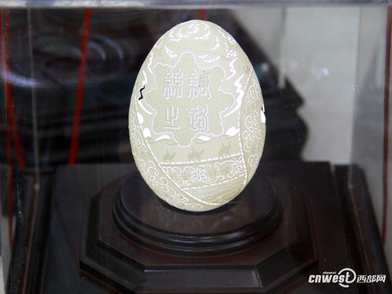 机器人画国画 模拟器里翱翔蓝天丝博会陕西馆