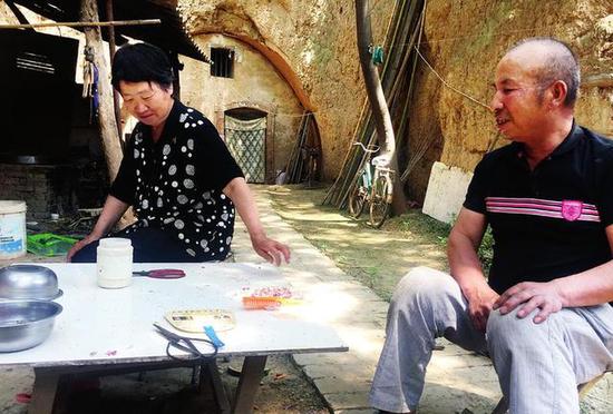 吴老伯和老伴在院子里聊天 本报记者党运摄