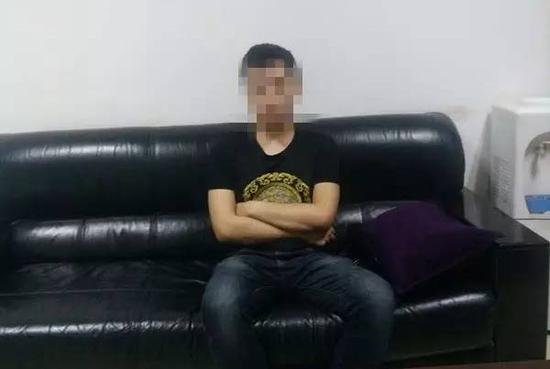 其中一名男子正在接受警方調(diào)查。