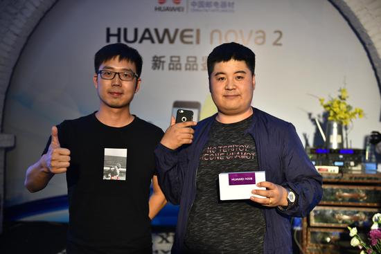 現(xiàn)場(chǎng)抽獎(jiǎng)環(huán)節(jié) 幸運(yùn)者獲得華為手機(jī)一部